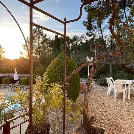 Gite Le Val Des Fees Classes Deux Etoiles Roussillon  Exterior photo